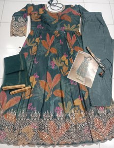 Magnifique robe Anarkali en coton et soie longueur au sol avec imprimé floral fantaisie multicolore qualité supérieure tenue de fête coupe ample - Product Image 6