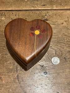 Boîte à bijoux en bois en forme de cœur faite à la main décorative Boîte de rangement pour souvenirs en bois massif rustique Article cadeau - Product Image 6