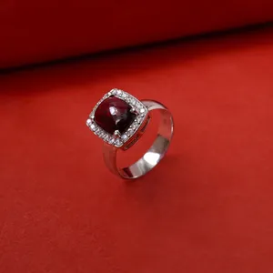 Bague en argent sterling 925 avec grenat géométrique élégant, sertie de griffes, design délicat, plaqué rhodium, hypoallergénique, scintillante et luxueuse - Product Image 2