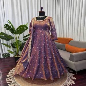 VASTRA COTTAGE - Vestido de Seda Pesada con Bordado Fendy, Pantalón y Dupatta, Trabajo con Hilos y Lentejuelas, Ropa Étnica de Diseñador para Mujer - Product Image 4