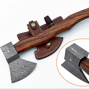 ขวานเหล็กกล้าคาร์บอนตีขึ้นรูปด้วยมือ สไตล์ไวกิ้ง แบบมีหนวด พร้อมด้ามไม้และปลอกหนัง ผลิตตามสั่ง (OEM) - Product Image 1