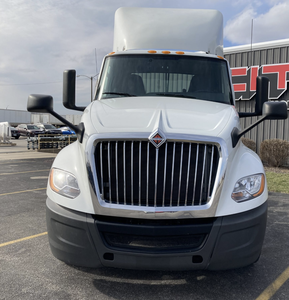 Camion semi-remorque longue portée d'occasion INTERNATIONAL LT 625 Classe 8 2018, cabine simple avec couchette - LHD/RHD - Expédition mondiale - Product Image 2
