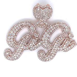 Pendentif personnalisé Gigi Cœur Chrétien avec nom, Moissanite Baguette 10 carats, sertissage griffe, en argent sterling plaqué or rose, style glacé - Product Image 1