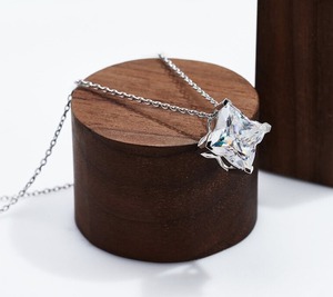 Magnifique collier en diamant Moissanite taillé en trèfle à quatre feuilles blanc Excellente coupe Bijoux personnalisés Meilleur cadeau de fête des mères - Product Image 6