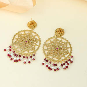 Boucles d'oreilles chandelier Anokhi Fashion Mehrab Pearl Chandbali en ton or - Product Image 4