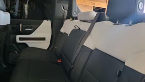 Camioneta GMC EV 3X 2024 con 1,000 HP, Tracción en las Cuatro Ruedas, Autonomía de 314 Millas, Color Negro Void, Fabricada en Emiratos Árabes Unidos - Product Image 6