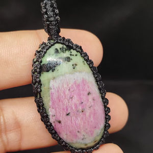 Collar con Colgante de Macramé de Rubí Zoisita, Joyería Boho Hecha a Mano para Mujer, Cordón Ajustable - Product Image 1