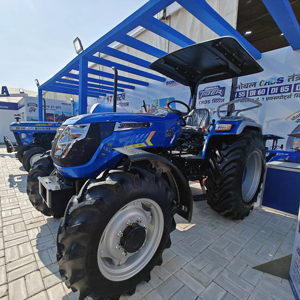 Tracteur agricole 4x4 de 95 CV avec remorque, chargeur, transmission par engrenages, moteur, boîte de vitesses, pompe, herse rotative et autres équipements - Product Image 1