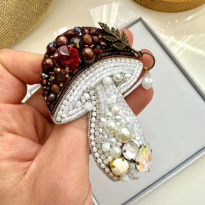 Broches con cuentas Broche de diseñador hecho a mano. Accesorios de alta calidad. Broche de diseño único. El mejor regalo para baby shower. - Product Image 1