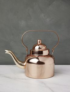 Hervidor de cobre decorativo con atractivo artesanal y acabado liso perfecto para exhibir en estanterías abiertas o uso en encimeras - Product Image 6