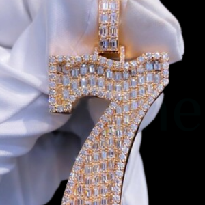 925 Sterling Silver Baguette Cut Moissanite Diamant Numéro Spécial Pendentif Initial En Gros - Product Image 1