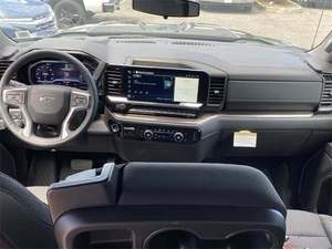 CAMIONETA PICKUP SILV LT TRAIL BOSS 2024 USADA, Asientos de Cuero Automáticos, Portaequipajes de Aleación de Aluminio, Neumáticos R17 - Product Image 3