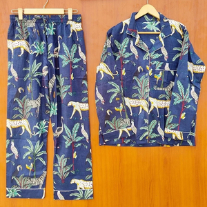 Ensemble de pyjama pour femmes en coton imprimé floral fait à la main, léger, doux pour la peau, séchage rapide, imprimé à la main, shorts décontractés - Product Image 1