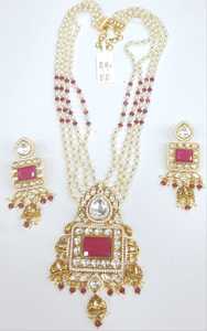 Collier à pendentif Royal Kundan serti de pierres vertes et de boucles d'oreilles Bijoux de créateur pour femme adaptés à tous les événements traditionnels - Product Image 3