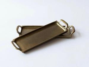 Elegante bandeja de servicio de aluminio y metal pulido con asa perfecta para uso en el hogar del hotel y los restaurantes - Product Image 2