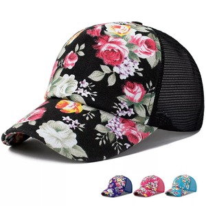 Gorra de béisbol personalizada con textura floral tropical - Product Image 1