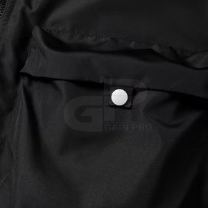 Survêtement rétro pour homme, conçu pour le confort et le style, avec des matériaux doux et un tissu respirant pour l'été et le quotidien. - Product Image 3