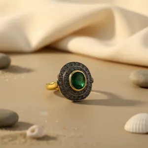 Anillo de Mujer con Incrustaciones de Oro de 18K, Diseño de Racimo con Detalles de Esmeralda y Diamantes, Anillo de Moissanita con Detalles de Esmeralda y Diamantes - Product Image 3