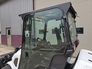 Mini chargeuse sur pneus 2024 L28 - Product Image 2