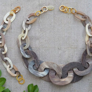 Collar de Lujo Hecho a Mano con Cuerno de Búfalo, Joyería Natural y Sostenible para Mujer, Alta Calidad - Product Image 1