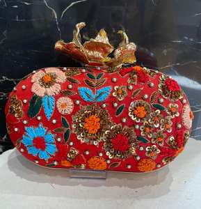 Embrayage de luxe élégant de la meilleure qualité pour femmes bouton de perle brodé à la main exquis pour sac à main de fête de mariage disponible à la vente - Product Image 5