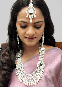 ชุดเครื่องประดับเจ้าสาวแบบอินเดีย ไข่มุกเทียม คุนดัน สร้อยคอหลายชั้น พร้อมต่างหูระย้า และเครื่องประดับมงกุฎสำหรับผู้หญิง - Product Image 4