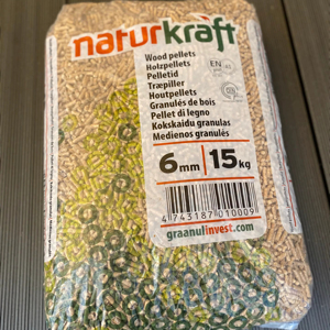 Pellets de madera DIN plus y ENplus A1, briquetas en bolsa, leña y astillas, virutas de madera, patrón de virutas, ceniza 1.5%, humedad 8%, densidad 8%. - Product Image 1