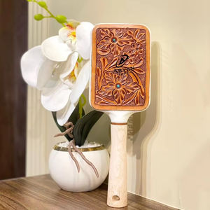 2024 nueva tendencia Real mano Tooled cuero vaquera cepillo de pelo peines Boho occidental cuero peines elegante uso diario accesorio para el cabello - Product Image 1