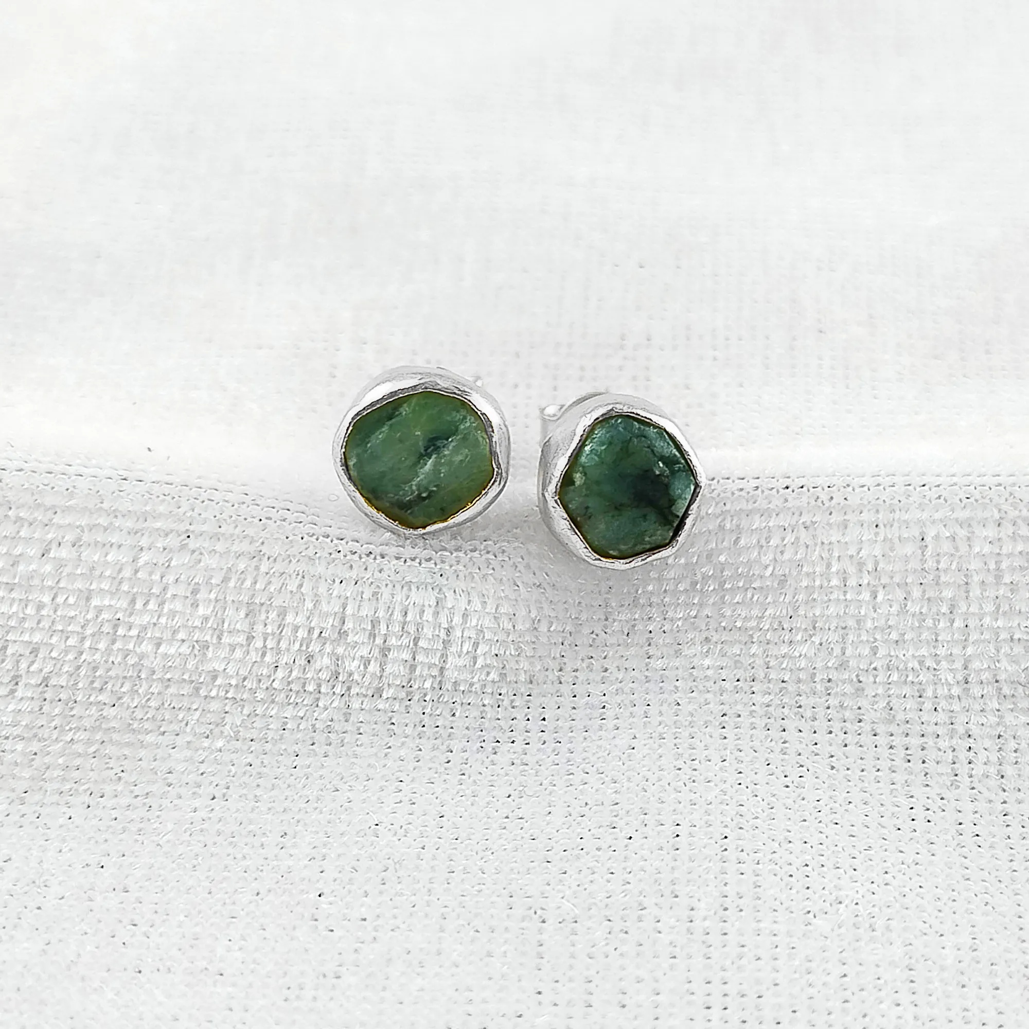 Doğal yeşil renk zümrüt ham şekil taş Collate Set gümüş 925 takı düğme küpe güzel ve moda taş mücevher