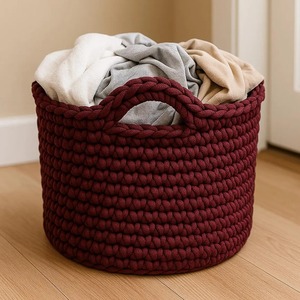 Panier en macramé rouge fait à la main, solution de rangement élégante pour l'organisation de la maison, la décoration, la salle de jeux et l'utilisation de la coiffeuse, en provenance d'Inde - Product Image 4