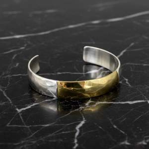 Brazalete Abierto de Latón Chapado en Oro, Elegante, con Diseño de Moda, Grabado Personalizado, Joyería de Moda, Regalo a Precio Económico - Product Image 5