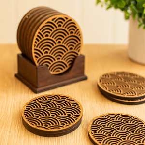 Posavasos de madera con rayas verticales en colores azul y crema, juego cuadrado, disponibles a precios de mayoreo. - Product Image 2