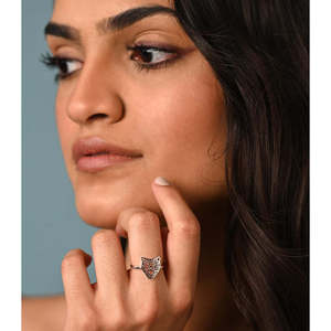 Anillo Geométrico de Pantera en Platino con Baño de Rodio - Diseño Romántico con Gema Tallada - Product Image 3