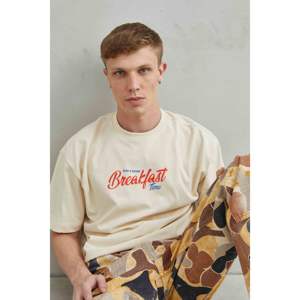 Camiseta de algodón de gran tamaño unisex Diseño de desayuno y croissant en beige para hombres y mujeres - Product Image 2