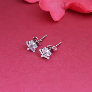 ต่างหูเงินแท้ 925 รูปดาว ประดับเพชรคิวบิกเซอร์โคเนีย สำหรับผู้หญิง แฟชั่นทันสมัย เหมาะสำหรับงานแต่งงาน งานปาร์ตี้ เครื่องประดับชุบทอง โลหะผสม - Product Image 1