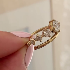 Anillo de compromiso para mujer con cinco diamantes de laboratorio certificados IGI de 0.80 quilates, corte brillante D-E-F VVSVS, excelente claridad y fuego. - Product Image 4