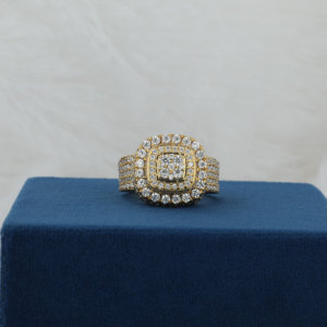 Bague Hip Hop personnalisée pour homme en or jaune 14 carats, entièrement recouverte de moissanite, diamants ronds originaux, clarté VVS - Product Image 1