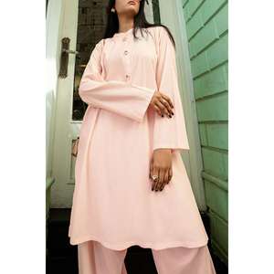 ชุดเซ็ตสีชมพูพิมพ์ลายริ้วแบบย่นสำหรับผู้หญิง ชุดลำลองสองชิ้น กางเกงขาสั้น ผ้าเครป สำหรับฤดูใบไม้ผลิ/ฤดูร้อน - Product Image 1