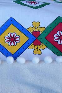 Funda de cojín de suelo de lino de doble cara tradicional 80x80 cm con pompones y cremallera oculta negra - Product Image 3