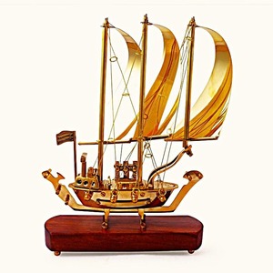 Muestra de barco de metal dorado con base de madera, modelo de barco decorativo para mesa de oficina en casa y propósito de regalo - Product Image 1
