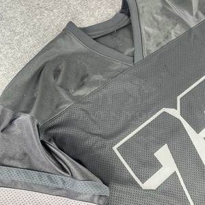 Camiseta de malla bordada ligera y transpirable de manga corta con cuello en V, 100% poliéster, costuras duraderas, diseño elegante, adecuada para hombre - Product Image 3