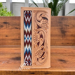 Nouveau portefeuille en cuir véritable de Style occidental pour hommes conception florale usinée à la main perlée détaillant porte-carte de crédit multifonction - Product Image 1