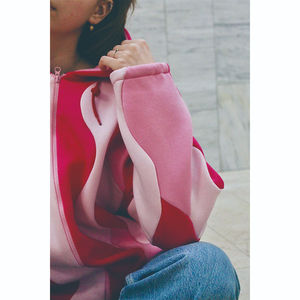 Sweat à capuche ample personnalisé avec fermeture éclair, épaules tombantes, en polaire, broderie, combinaison de couleurs ondulées, patchwork rose, sweat à capuche pour femme - Product Image 3