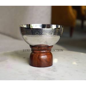 Cuenco de madera rústico con un acabado vintage diseñado para complementar la decoración del hogar de su país o casa de campo - Product Image 3