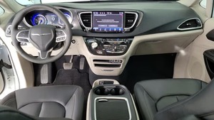 Chrysler Pacifica Touring L FWD 2024 Usado en Excelentes Condiciones - Product Image 2