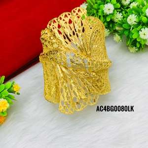 Juego de Brazaletes Chapados en Oro con Diseño Dorado. - Product Image 2