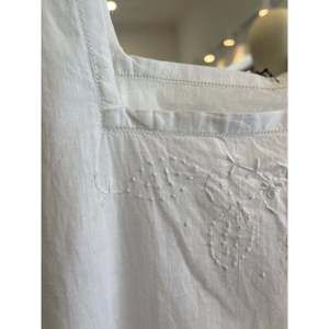 เดรสแฟชั่นสไตล์วินเทจผ้าลินินฝรั่งเศส คอปกสี่เหลี่ยม แต่งซิป คุณภาพสูง ODM ไซส์พลัส XS เหมาะสำหรับใส่ในวันสบายๆ แต่งระบาย - Product Image 3