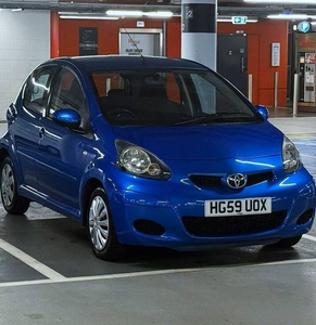 AYGO Berline Automatique 2022 d'occasion, R18, intérieur foncé, sièges en tissu, 5 places, conduite à droite, écran tactile - Product Image 1