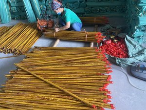 Palos de escoba de madera de eucalipto vietnamita con asas de fregona de PVC 110cm-120cm de longitud productos de limpieza del hogar - Product Image 4