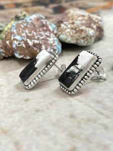 Pendientes de poste de Dalia de pavo real de Búfalo Blanco hechos a mano, joyería elegante para mujer, estilo de diseñador Floral único - Product Image 3